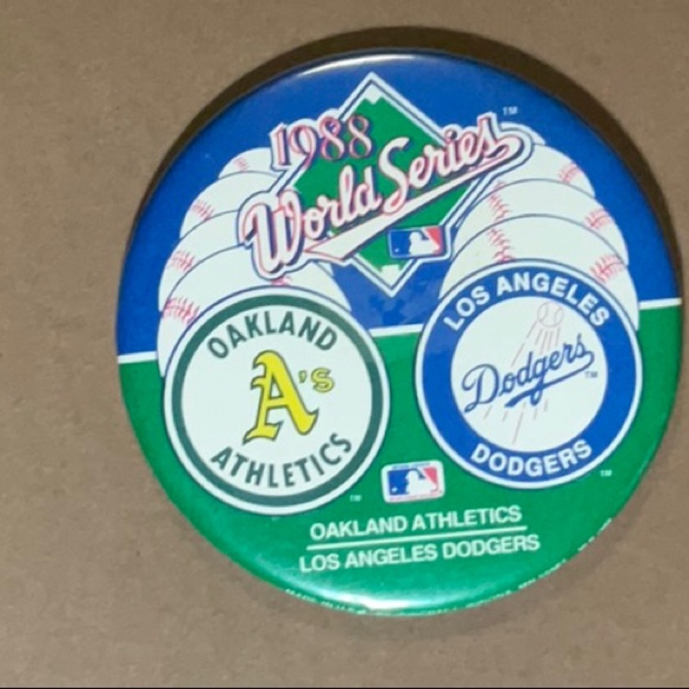 MLB 1988 World Series Button Pinback Los Angeles Dodgers VS Oakland Atheletics
